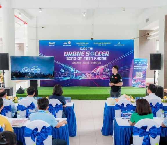 TÂY NINH SỚM TRIỂN KHAI KHÔNG GIAN TRẢI NGHIỆM DRONE SOCCER TẠI TRUNG TÂM ĐỔI MỚI SÁNG TẠO