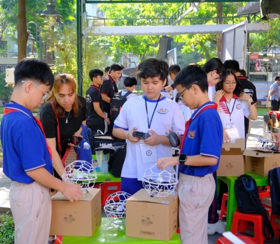 GIẢI THI ĐẤU  DRONESOCCER ĐẦU TIÊN TẠI VIỆT NAM: KHI "CÔNG NGHỆ DRONE" TRỞ THÀNH CHÌA KHÓA KÍCH HOẠT TIỀM NĂNG NÃO BỘ TRẺ