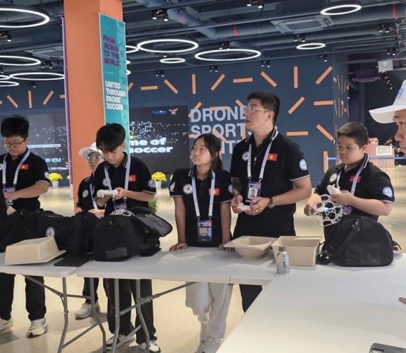 Học sinh sử dụng thiết bị bay không người lái thế nào là đúng quy định